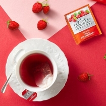 AUGĻU TĒJA AHMAD WILD STRAWBERRY, MAISIŅOS FOLIJA APLOKSNĒS (000116) JN